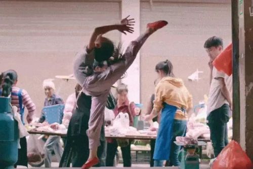 Xúc động câu chuyện bé gái múa ballet bên cửa hàng thịt