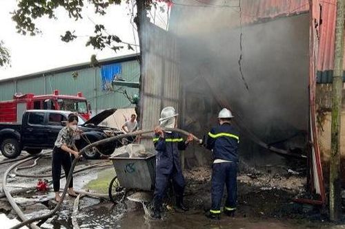 Cháy lớn xưởng sản xuất gia vị tại Hà Nội