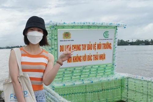 Độc đáo chiếc thuyền làm từ 2.500 chai nhựa giữa sông Hậu