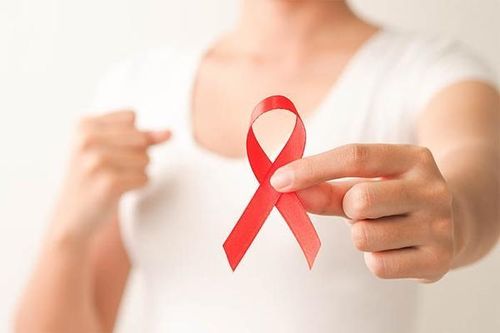 Đi khám viêm họng, cô gái phát hiện bị ung thư máu
