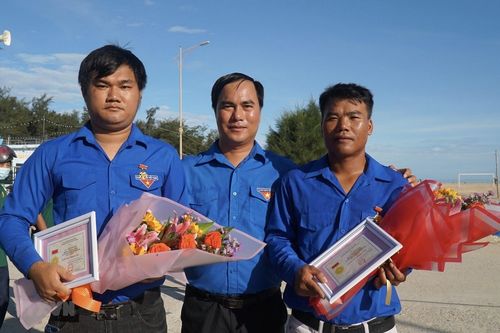 Tặng huy hiệu dũng cảm cho 2 đoàn viên cứu các em nhỏ bị đuối nước