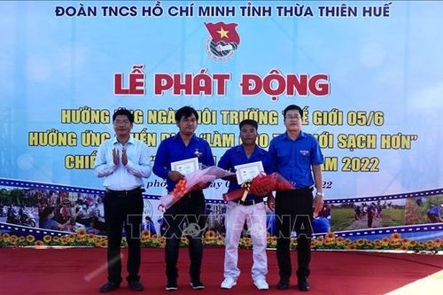 Trao tặng Huy hiệu 'Tuổi trẻ dũng cảm' cho hai đoàn viên cứu các em nhỏ đuối nước
