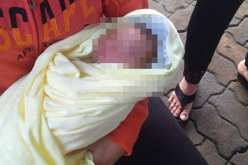 Phát hiện bé gái sơ sinh còn dính máu bên trong hàng rào một công ty ở Bình Dương