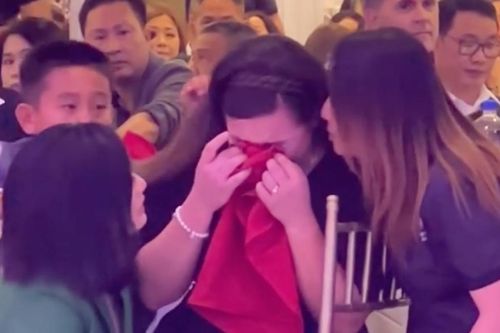 Clip: Wendy Phạm khóc nức nở vì nhớ mẹ trong đêm nhạc gây quỹ mang tên Phi Nhung