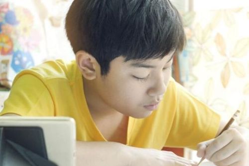 Nam sinh cao như siêu mẫu sau dậy thì nhưng giọng vẫn còn trẻ con, mẹ sửng sốt