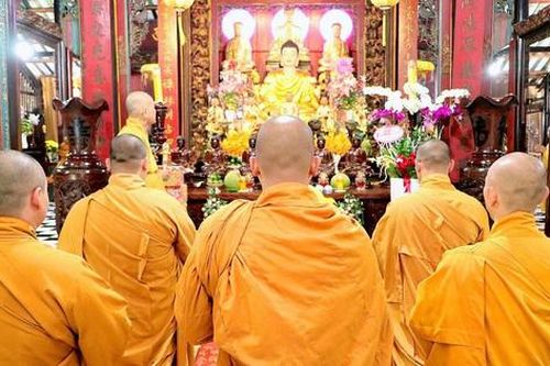 Ban Thông tin - Truyền thông Phật giáo tỉnh Bình Dương cúng dường trường hạ