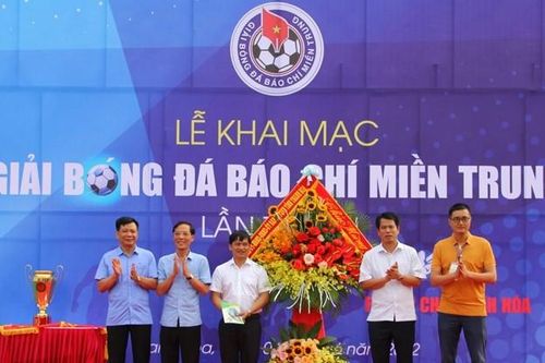 Gần 300 vận động viên tham gia Giải bóng đá Báo chí miền Trung lần thứ VIII