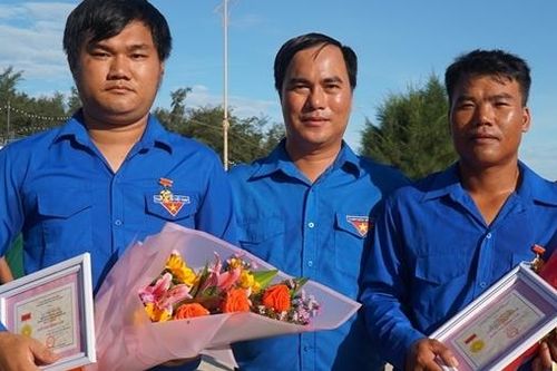 Tặng huy hiệu 'Tuổi trẻ dũng cảm' cho 2 thanh niên cứu 6 học sinh trên biển