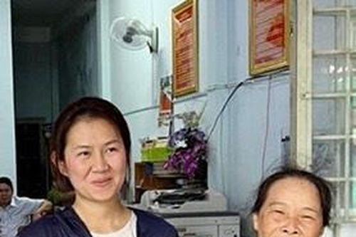 Người phụ nữ lượm ve chai trả chiếc Iphone 13 cho nữ Việt kiều đánh rơi