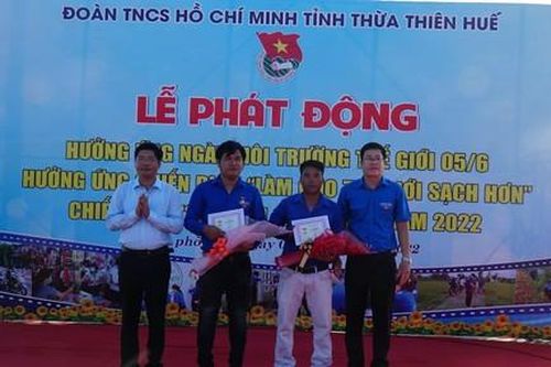 Tặng Huy hiệu Tuổi trẻ dũng cảm cho 2 thanh niên cứu 6 học sinh đuối nước