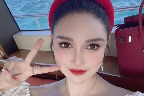 Nhan sắc hiện tại của cô gái 'dao kéo' năm 14 tuổi