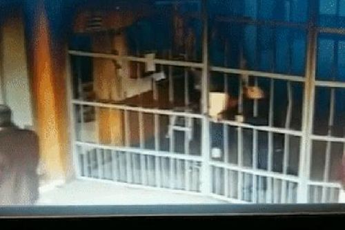 Xôn xao clip nam phạm nhân cải trang thành nữ thoát khỏi trại giam
