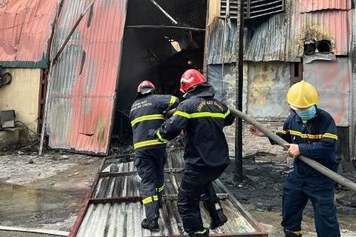 Cháy xưởng thực phẩm lúc rạng sáng, bác tin đồn cháy chùa Bồ Đề