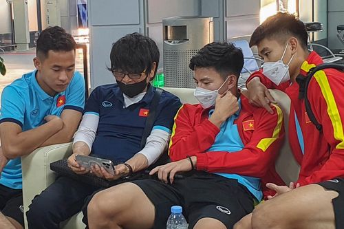 U23 Việt Nam vừa ăn cơm vừa xem U23 Hàn Quốc