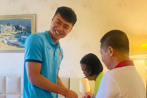 CĐV Việt Nam mang bánh chưng, mắm tép sang Uzbekistan tặng cầu thủ U23