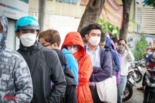 Đội nắng, xếp hàng chờ 90 phút để được ăn cơm gà ở TP.HCM