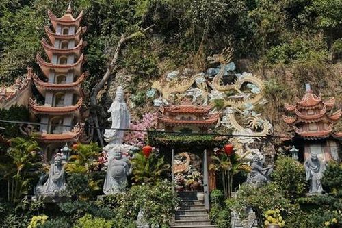 Có một ngôi chùa 'thiên tạo' huyền tích