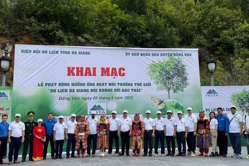 'Du lịch Hà Giang nói không với rác thải' hưởng ứng Ngày Môi trường thế giới
