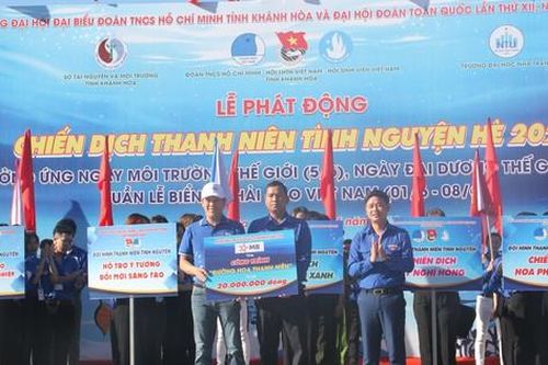 Thanh niên Khánh Hòa làm tranh từ rác thải
