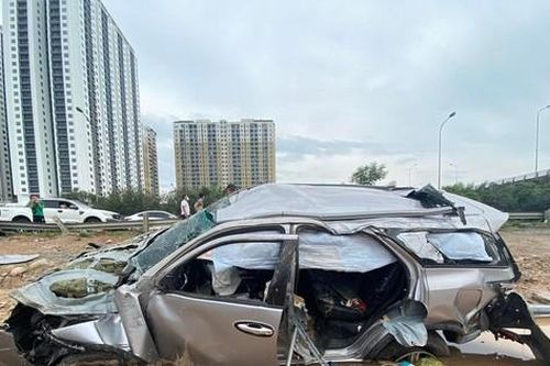 Ô tô Fortuner nát bươm sau va chạm Lexus