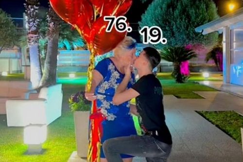 Chàng trai 19 tuổi cầu hôn bạn gái 76 tuổi