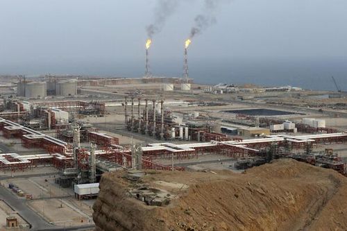 Iran và Oman ký các thỏa thuận về đường ống khí đốt và khai thác dầu