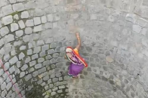 Phụ nữ Ấn Độ mạo hiểm trèo xuống giếng sâu 9m lấy nước