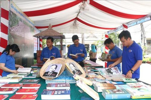 Tuổi trẻ Vĩnh Long phấn đấu noi gương Chủ tịch Hội đồng Bộ trưởng Phạm Hùng