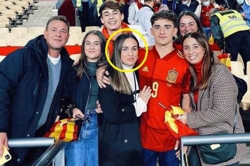 Pique lén lút với mẹ hay chị gái của Gavi?
