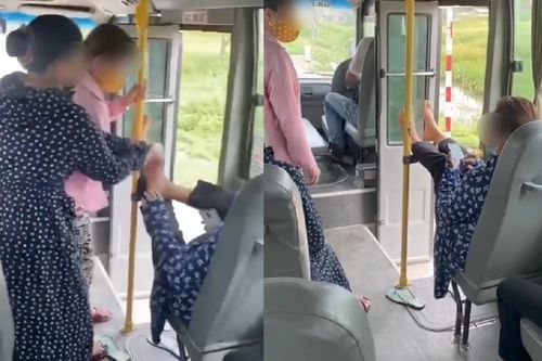 Gác chân lên thanh chắn xe buýt bị nhắc nhở, hành động cố chấp của người phụ nữ gây bức xúc