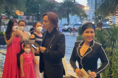 Dàn sao xúng xính váy áo dự đám cưới Mạc Văn Khoa, Việt Hương chiếm spotlight với trang phục ấn tượng