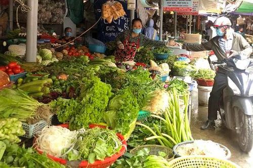 Người nội trợ 'chóng mặt' vì thực phẩm tăng giá đồng loạt