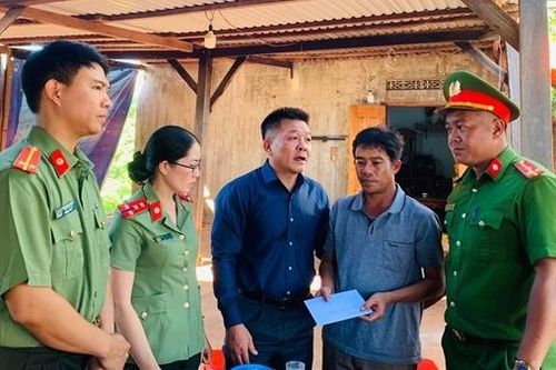 Công an huyện Ea H'leo thăm gia đình 3 học sinh bị đuối nước