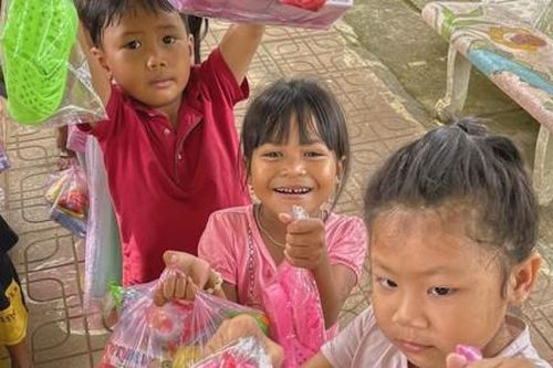 Mang yêu thương đến với các bé vùng xa