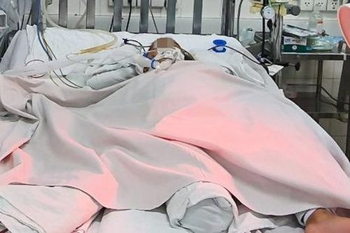 Bé trai 5 tuổi thủng ruột, dập gan, người có nhiều vết bầm bất thường