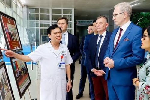 Đại sứ và Nghị sĩ Quốc hội Ba Lan thăm và làm việc tại BV HNĐK Nghệ An