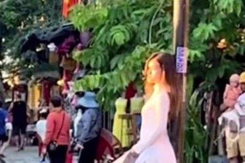 Quảng Nam: Hai cô gái mặc áo dài với quần đùi tạo dáng ở Hội An gây bức xúc