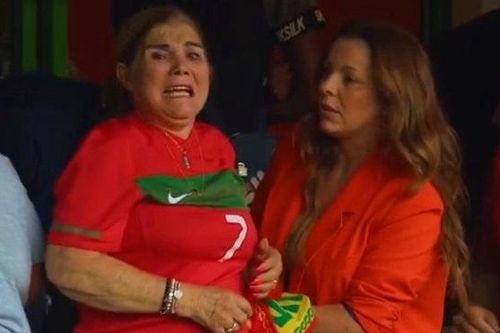 Mẹ của Ronaldo khóc nức nở khi con trai lập cú đúp