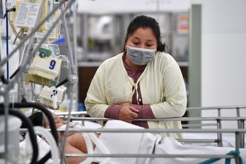 Mẹ bật khóc nắm tay con sau một tháng hôn mê do sốt xuất huyết