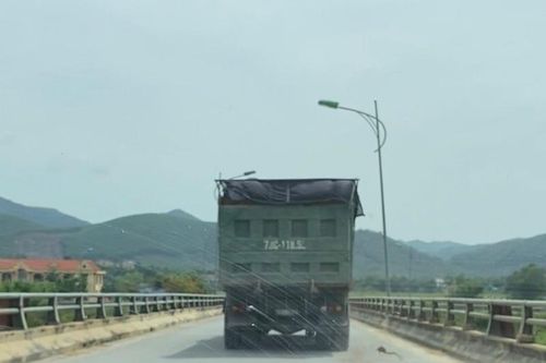 Quảng Bình: Nghi vấn xe tải cty An Bình Phát ngang nhiên chở quá tải, 'cày' nát đường