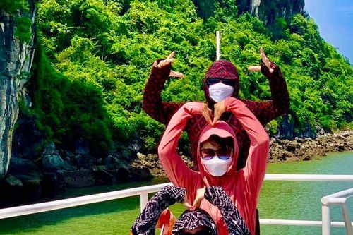 Du lịch mùa hè nhóm bạn diện áo chống nắng làm netizen cười ngất