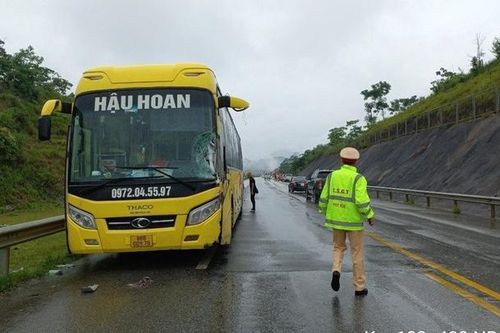 Va chạm xe khách trên cao tốc Nội Bài - Lào Cai, 8 người thương vong