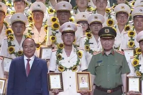 Trang trọng tôn vinh 63 Trưởng Công an xã tiêu biểu