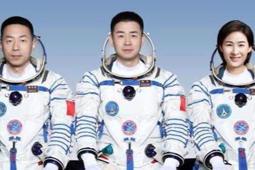 Trung Quốc đưa 3 phi hành gia lên trạm vũ trụ mới