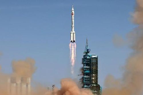 Trung Quốc đưa 3 người lên trạm vũ trụ mới