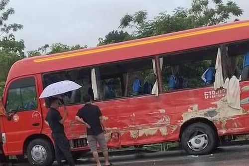 Va chạm xe khách trên cao tốc Nội Bài - Lào Cai, một người chết, sáu người bị thương