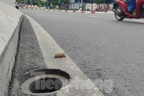 Hàng loạt nắp chắn rác trên cầu vượt Nguyễn Hữu Cảnh 'biến mất'