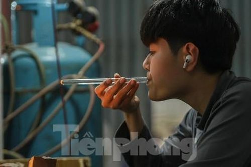 Lạ lùng ngôi làng ở Hà Nội, người dân dùng... hơi thở để mưu sinh