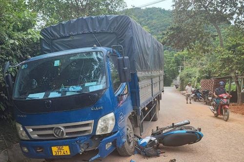 Va chạm với xe tải, người phụ nữ điều khiển xe máy tử vong