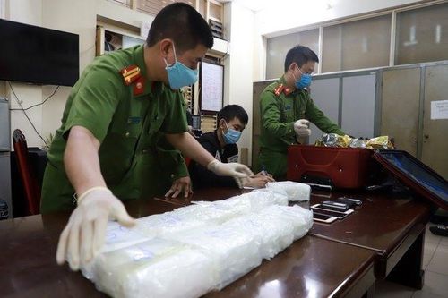 Bắt đối tượng mang 3 bao tải ma túy về hầm chung cư ở Hà Nội